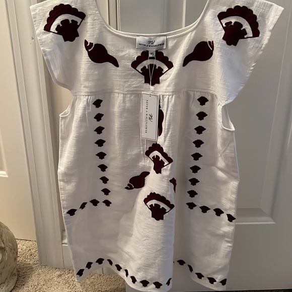NWT Never A Wallflower Embroidered Seashell Top Size XS - Picture 2 of 4
